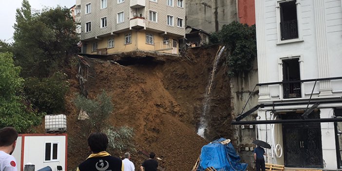Beyoğlu'ndaki bina çöktü