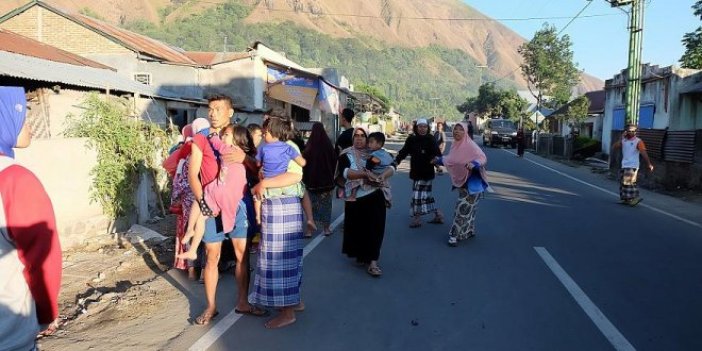 Endonezya’da 266 doğa yürüyüşçüsü mahsur kaldı