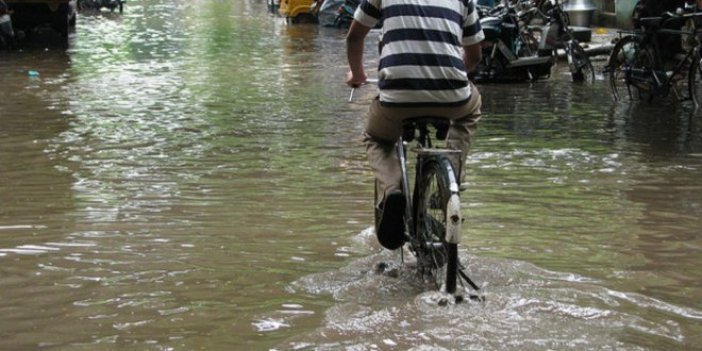 Hindistan’da muson yağmurları 569 can aldı