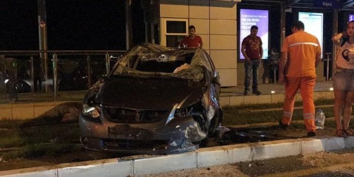 Tramvay durağına giren otomobilin sürücüsü yaralandı