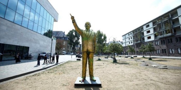 Almanya’daki Erdoğan heykeli kaldırıldı