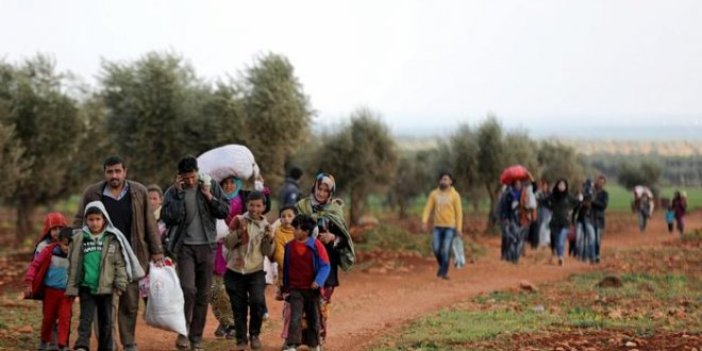 Yüzlerce sivil İdlib'den kaçıyor