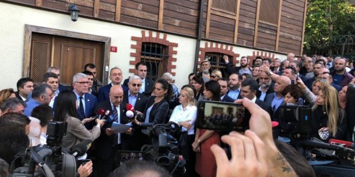 Akşener'in evinin önünde basın toplantısı