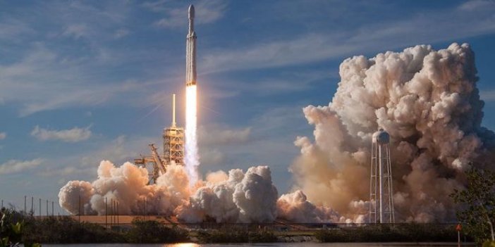 SpaceX gözlem uydusunu uzaya fırlattı