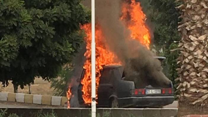 Park halindeki otomobil, alev alev yandı (09 Ekim 2018)