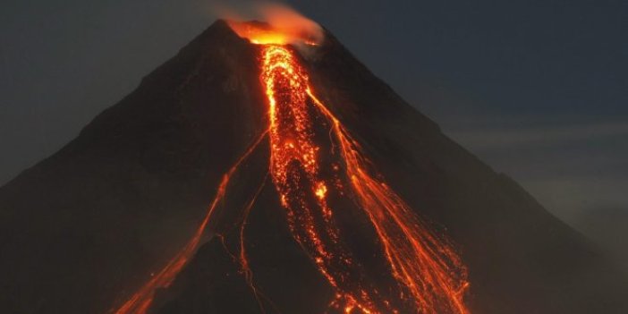 Etna Yanardağı denize kayıyor!