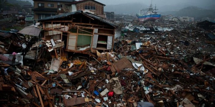 Endonezya’da doğal afetler binlerce can aldı