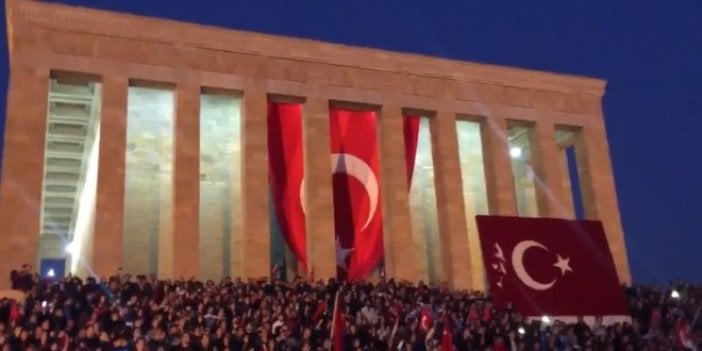 Anıtkabir'de binlerce kişi Andımız'ı okudu