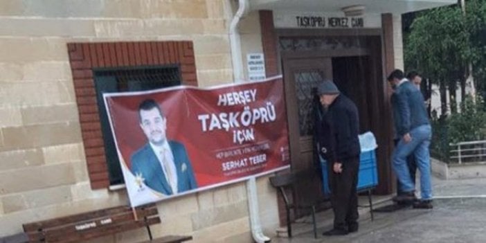 AKP'li aday cami girişine propaganda afişi astırdı!