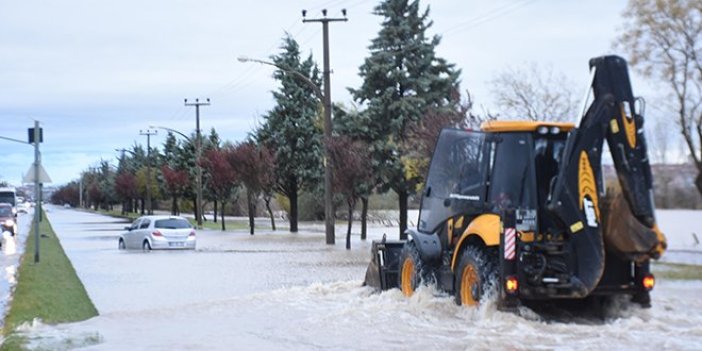 Edirne'de sağanak yağış caddeleri göle çevirdi