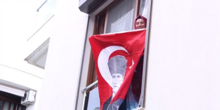 Şehit eşi Sibel Kulaksız penceresine bayrak astı