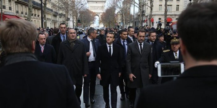 Macron Paris'teki protesto alanını ziyaret etti