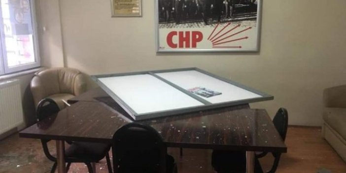 CHP’nin ilçe binasına saldırı