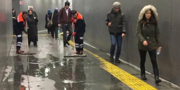 Metrobüs yaya geçidini su bastı