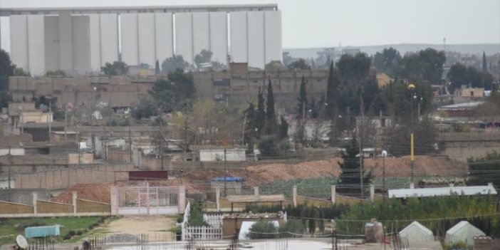 YPG/PKK Türkiye sınırına yakın bölgelerde barikat oluşturuldu
