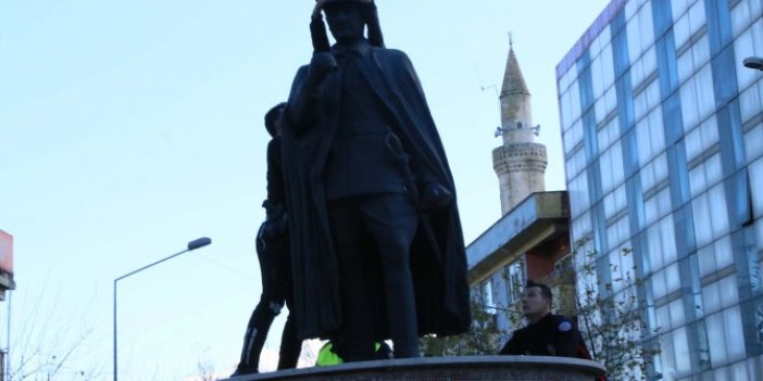 ‘Af talebi’ için Atatürk büstüne çıktı