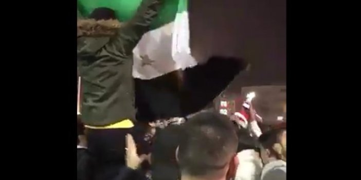 Suriyeliler, Taksim Meydanı’nda bayrak açıp slogan attı