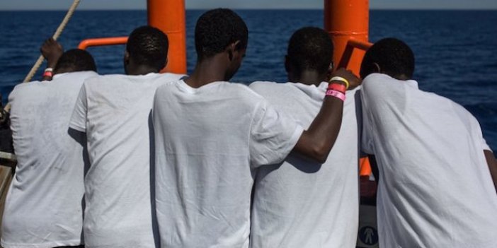 İtalya’da insanlık krizi: 49 göçmen denizin ortasında bekliyor!