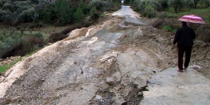 Mersin'de aşırı yağış yol çökertti