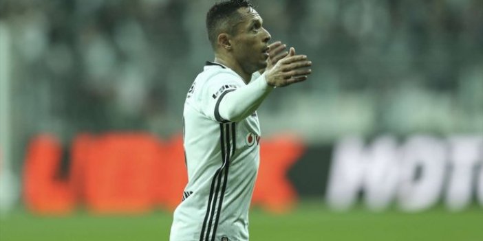 Adriano, Beşiktaş'tan ayrılabileceği sinyalini verdi