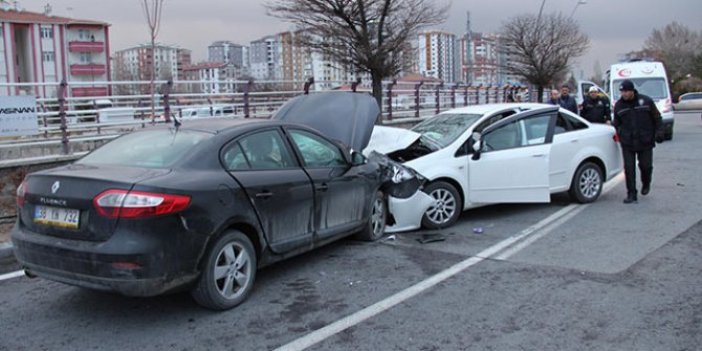 Kayseri'de iki otomobil çarpıştı: 10 yaralı