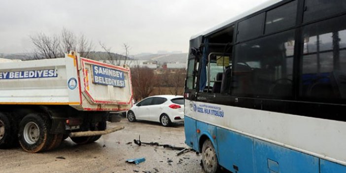 Özel halk otobüsü kamyona çarptı: 5 yaralı