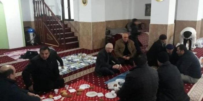 AKP’li Başkandan camide kahvaltılı seçim toplantısı!