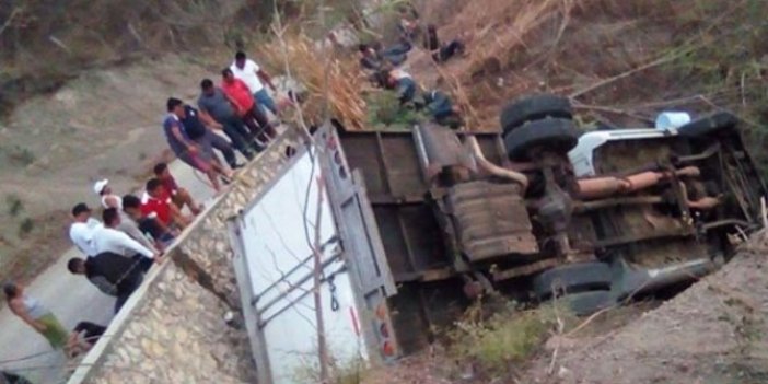 Meksika'da göçmenleri taşıyan kamyon kaza yaptı: 25 ölü