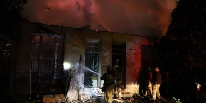 Kadıköy'de yangın! 4 bina kül oldu