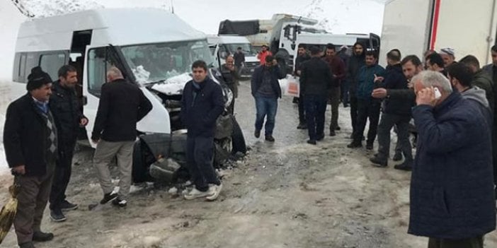 Yolcu minibüsü ile kamyonet çarpıştı: 12 yaralı