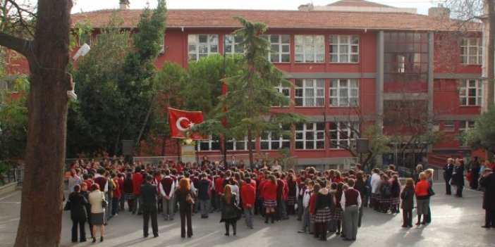 İzmir Marşı bir okulda daha yasaklandı!