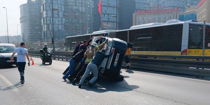 D-100'de devrilen otomobil trafik yoğunluğuna neden oldu