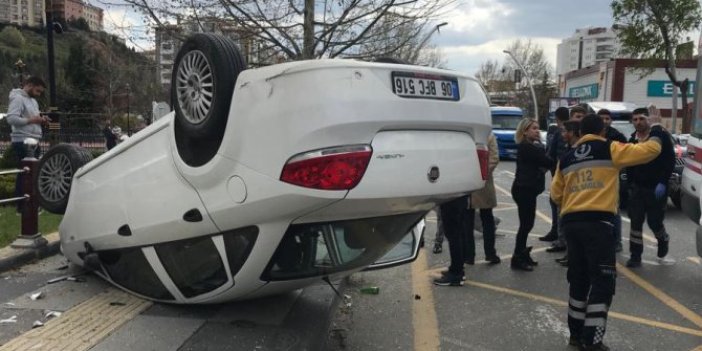 Otomobil otobüs durağına çarptı: 2 yaralı