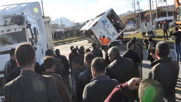 Yolcu otobüsü ile TIR çarpıştı (25 Nisan 2019)