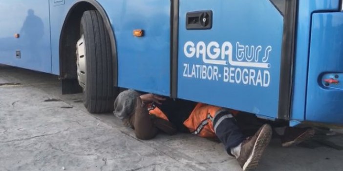 Tur otobüsünün altındaki boşluğa saklanan kişi yurt dışına kaçmak istedi