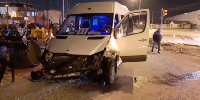 Edirne'de kaçakları taşıyan minibüs direğe çarptı