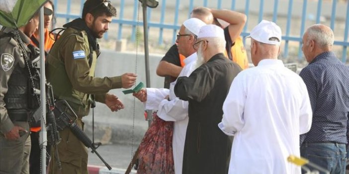 Filistinliler cuma namazı için Mescid-i Aksa'ya akın ediyor