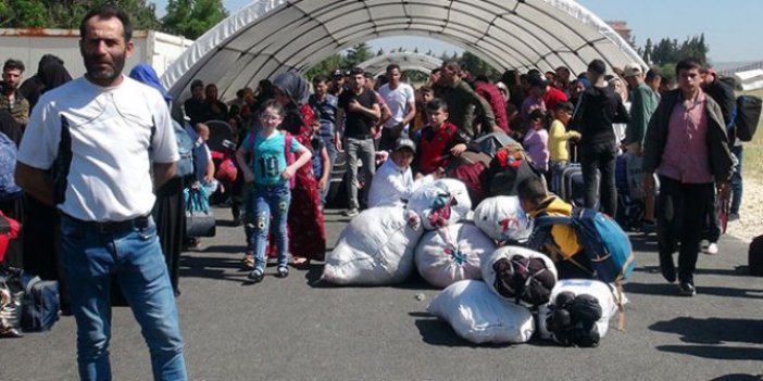 Türkiye sınırını 'koşarak' geçen Suriyeli sayısı on binleri buldu