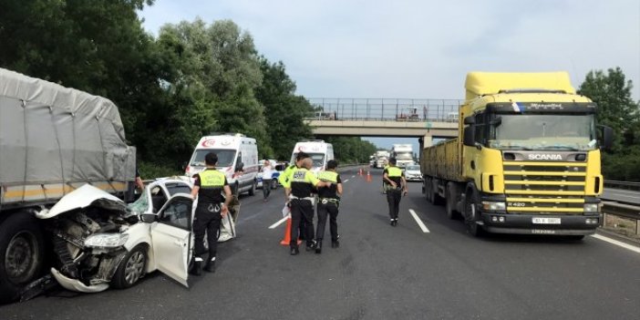 Sakarya'da otomobil tır ile çarpıştı: 4 yaralı