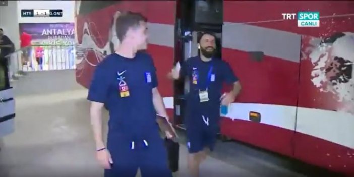 Yunan futbolcu takım otobüsünü şaşırdı
