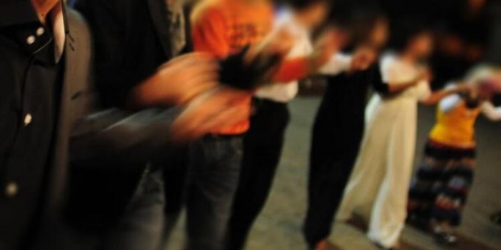 Halay çekenlere otomobil çarptı!