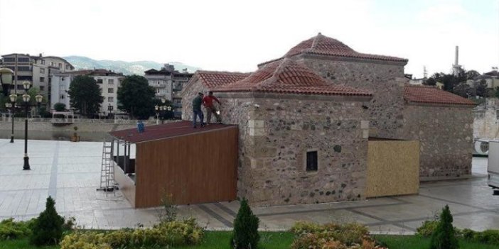 AKP'li belediye 800 yıllık türbeyi kıraathane yaptı