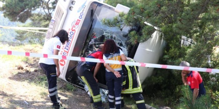 Öğretmenleri taşıyan midibüs devrildi: 17 yaralı