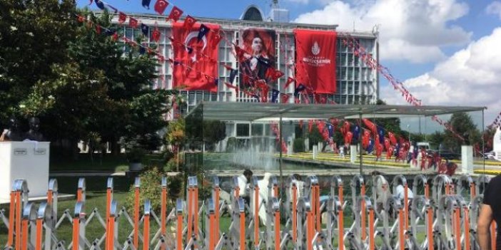 İBB'ye Atatürk posterleri yeniden asıldı!