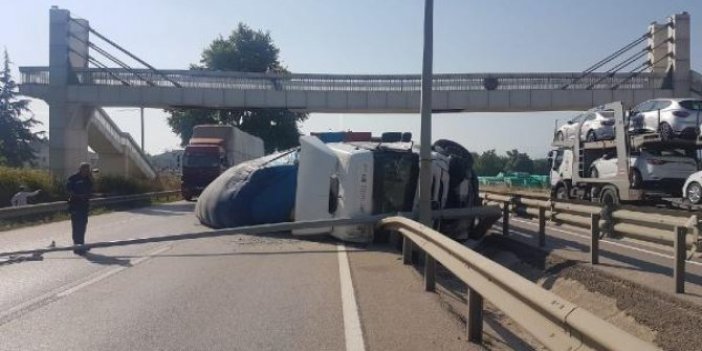 Ay çekirdeği yüklü TIR devrildi, karayolu trafiğe kapandı