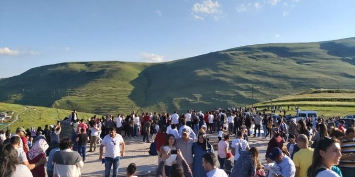Karadağ'a Atatürk silüeti yansıdı, yüzlerce kişi akın etti