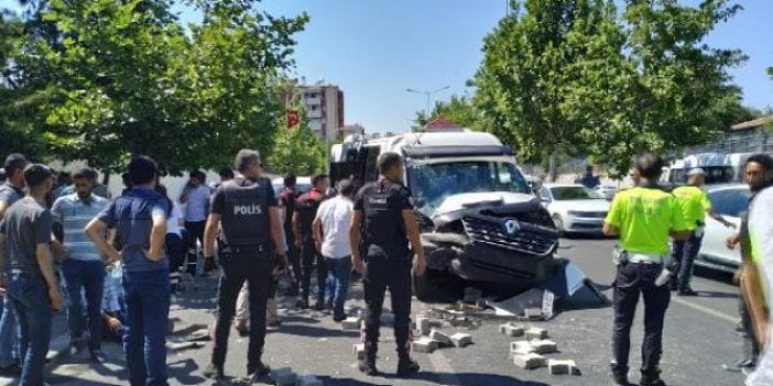 Diyarbakır'da yolcu minibüsü traktöre çarptı: 16 yaralı