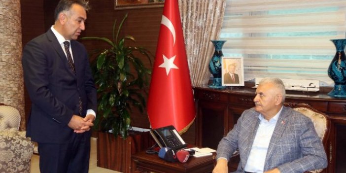 Binali Yıldırım'ın Bitlis Valisi'ni ziyaretinde dikkat çeken kare