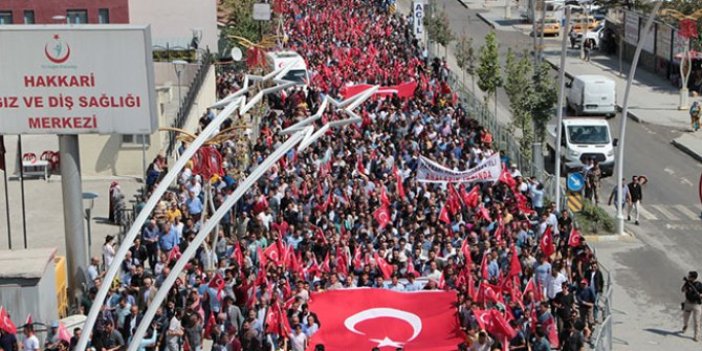 Teröre tepki büyüyor: Bayrakları alıp sokağa çıktılar