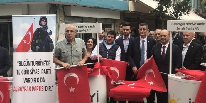 Sakarya'da 4 binden fazla Türk bayrağı dağıtıldı